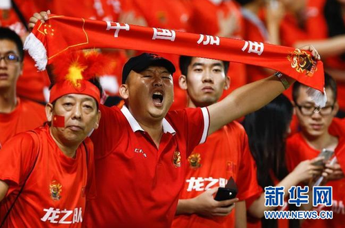 10月8日，中國(guó)隊(duì)失利后看臺(tái)上的中國(guó)球迷為球隊(duì)吶喊。當(dāng)日，在2018俄羅斯世界杯預(yù)選賽亞洲區(qū)40強(qiáng)賽C組比賽中，中國(guó)隊(duì)客場(chǎng)以0比1不敵卡塔爾隊(duì)。 新華社記者崔新鈺攝