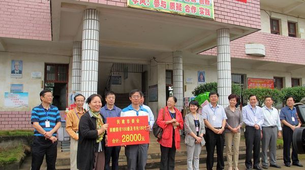 南昌市委會(huì)在對(duì)口幫扶村莊開(kāi)展捐資助學(xué)活動(dòng)