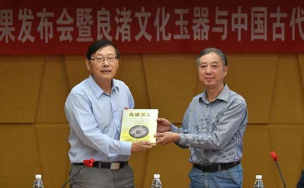 浙江大學(xué)文化遺產(chǎn)研究院院長(zhǎng)曹錦炎教授（右）將《良渚玉工》一書交付到中國(guó)社會(huì)科學(xué)院考古研究所所長(zhǎng)王巍研究員手中。