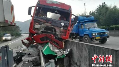 12日，一長途司機(jī)在泉三高速疲勞駕駛大掛車“勢如破竹”，匝道護(hù)欄車輛等遭損?！∶吓d紅　攝
