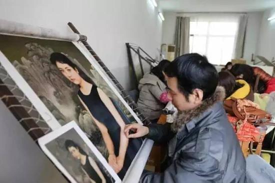圖為朱軍成為國(guó)母彭麗媛制作繡像