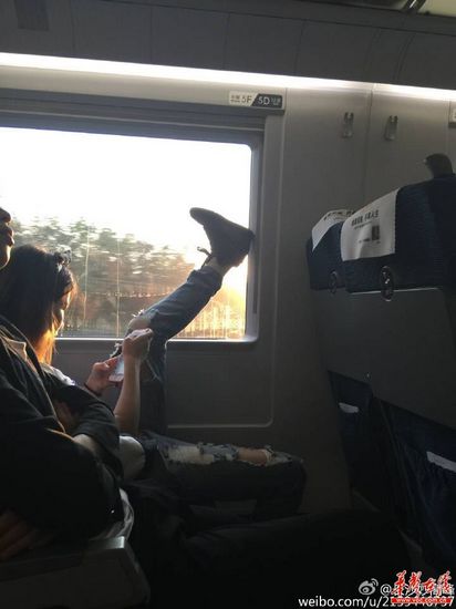 女漢子坐高鐵驚呆眾人：腿撐車窗 腳高過頭頂(圖)