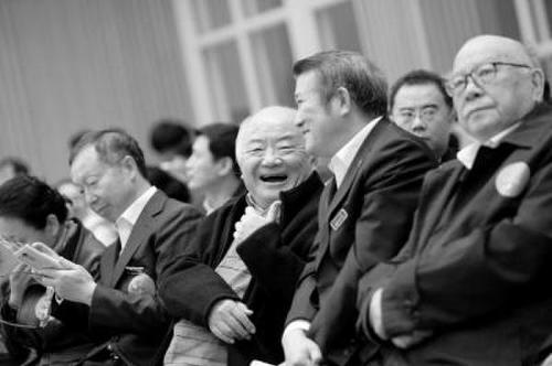 錢理群賣房養(yǎng)老，中間為錢理群教授