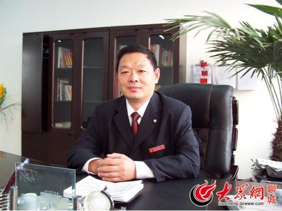 聊城市嘉明開發(fā)區(qū)第一實驗小學(xué)校長李志猛任校長一職20余年，在做行政和管理工作之前是數(shù)學(xué)教師出身。他稱，之所以取消小學(xué)一二年級的數(shù)學(xué)課，與低齡孩子的邏輯思維能力有關(guān)系。（大眾網(wǎng)記者 王新 攝）
