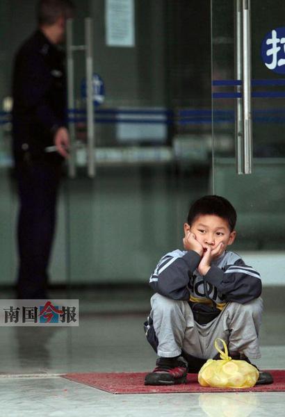 8歲男孩家被燒光父親不知去向 其他親人都不認養(yǎng)