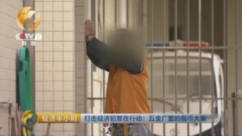 當(dāng)時(shí)著急用錢的鄧某，決定賭一把，開始替朱某張羅找印制假幣的技術(shù)人員，并且和朱某商談價(jià)格?？吹街炷持遍_工，鄧某最終以每噸印鈔紙30萬(wàn)元的承包價(jià)格和朱某成交。