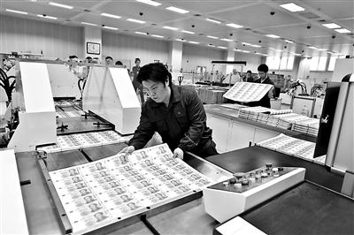 新版百元鈔明天露真容 舊版百元大鈔將粉碎后發(fā)電