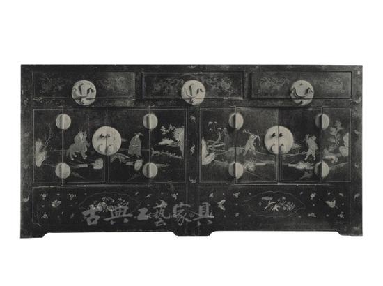 （二）清中期 黑漆描金彩繪職貢圖聯(lián)三櫥（圖2-1）

　　高95.6厘米，寬189.9厘米，深54.6厘米

　　聯(lián)三櫥黑漆為地，原書注為描紅、描金，推測(cè)應(yīng)是彩繪描金。