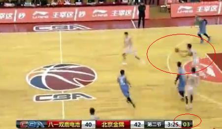 由于計(jì)時(shí)器問題，時(shí)間只剩3秒，青島的球還在后場(chǎng)。圖片來源：視頻截圖。