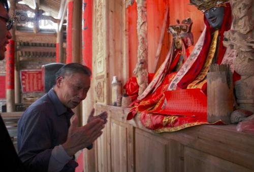 圖說(shuō)：“章公祖師”肉身神像被盜后，村民們根據(jù)記憶，請(qǐng)人重制了的祖師身像(右側(cè)佛像)。
