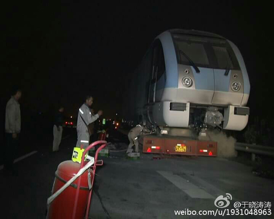 南京地鐵車(chē)頭運(yùn)送中被燒 損失數(shù)百萬(wàn)2