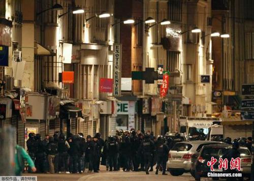 法國警方18日凌晨對藏身在巴黎北部郊區(qū)圣丹尼城地區(qū)的一棟公寓里的嫌疑人發(fā)起了反恐行動，有消息表明該嫌疑人參與了巴黎恐怖襲擊案。