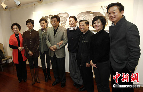 　　2012年，倪萍在北京榮寶齋大廈舉辦個人畫展發(fā)布會，趙忠祥、楊瀾、敬一丹、朱軍等央視“名嘴”紛紛到場祝賀。中新社記者 杜洋 攝