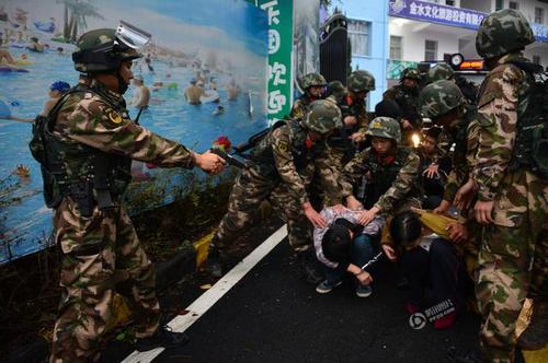圖為11月22日，武警特戰(zhàn)隊(duì)員抓住犯罪嫌疑人。