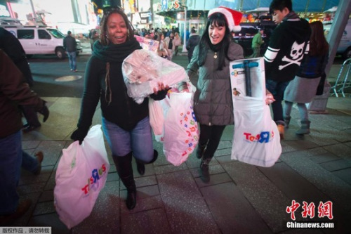2014年“黑五”，搶購(gòu)到商品的消費(fèi)者滿意而歸。