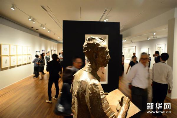 11月25日，參觀者在新加坡國家美術(shù)館參觀吳冠中畫展。