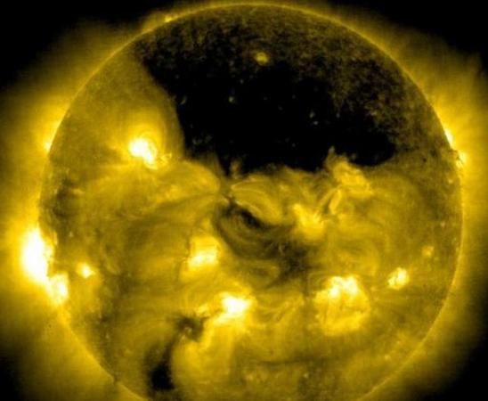 黑洞“吃太陽”完整過程揭秘 “殘?jiān)北粧仐壓诙窗l(fā)射噴流