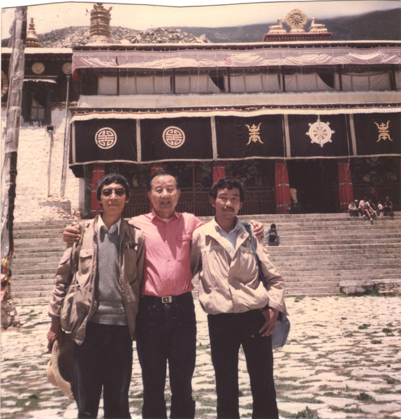 1987年，韓書力（左）和臺灣畫家劉國松（中）、西藏畫家巴瑪扎西在拉薩。