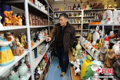 12月2日，長春古稀老人劉國福在家中展示他所收藏的酒器。據(jù)了解，劉國福本人從不飲酒，但對酒器情有獨(dú)鐘，他為收藏酒器游走中國大部分城市，歷時(shí)三十年時(shí)間收藏了包括歷史人物、動(dòng)物、世界名著等各種類酒器上萬只。 張瑤 攝