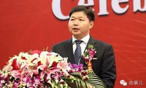 “政事兒”(微信ID：gcxxjgzh)發(fā)現(xiàn)，從2005年任正廳級武漢鐵路局局長算起，在這10年多時間中，安路生的職位至少發(fā)生14次變動，這種高頻率職位變動的案例在官員群體中比較少見。