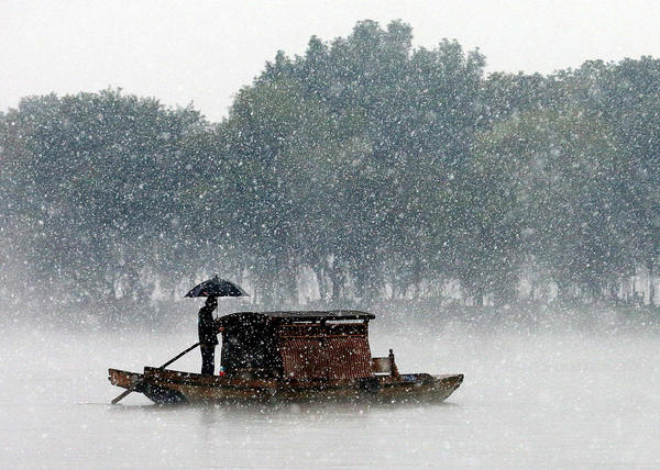 12月5日，杭州降下2015年入冬第一場雪。沒有一點(diǎn)點(diǎn)防備，杭州的初雪就洋洋灑灑地飄落了，雪越來越大，氣溫也驟降，西湖的水面上飄起層層白霧，與雪花攪在一起，如夢似幻。林云龍 視覺中國