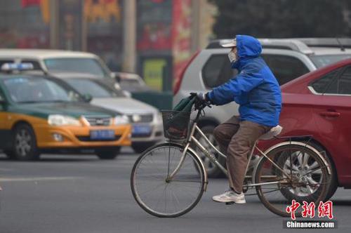 12月7日 北京遭新一輪霧霾侵襲 氣象臺(tái)再次發(fā)布橙色預(yù)警。 中新網(wǎng)記者 金碩 攝