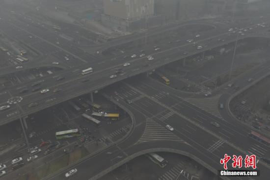 霧霾中CBD中央商務(wù)區(qū)國貿(mào)橋，單雙號(hào)實(shí)行車輛明顯減少。 圖片來源：視覺中國