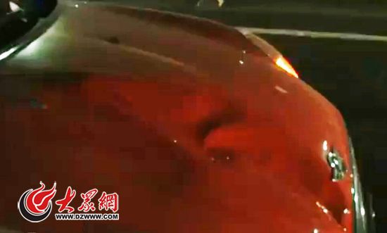 肇事轎車的引擎蓋已經(jīng)嚴(yán)重變形。