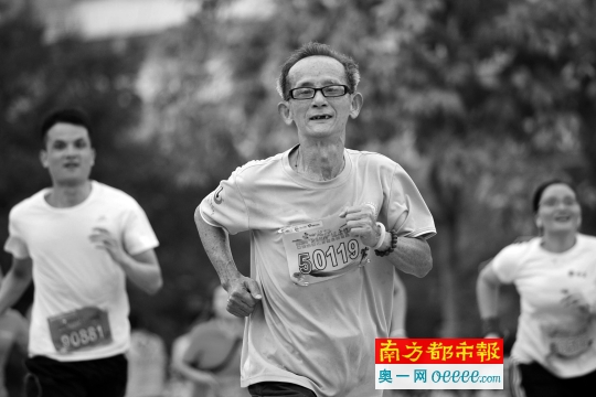 一位長者在去年的公益長跑比賽中。