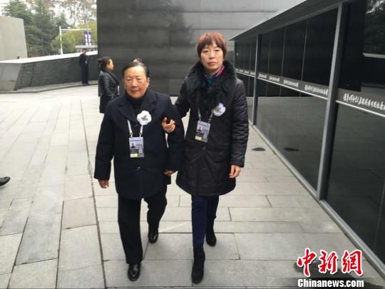 幸存者赴南京大屠殺死難者國(guó)家公祭儀式悼念親人