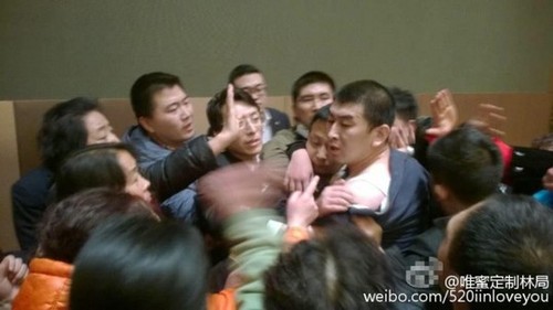 宋鴻兵被迫手寫道歉書，并稱泛亞資金出現(xiàn)問題，可能跟股票市場(chǎng)有關(guān)。此前在一些場(chǎng)合受到宋鴻兵的“指引”，投資者購(gòu)買了泛亞有色金屬交易所推出的理財(cái)產(chǎn)品“日金寶”，后因泛亞發(fā)生兌付危機(jī)使得這些投資人血本無歸。圖為宋鴻兵遭圍攻現(xiàn)場(chǎng)。