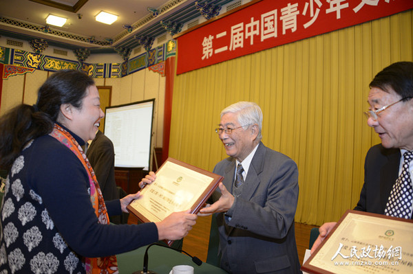 14-中國教育學會名譽會長、青愛工程領導小組組長顧明遠為標桿小屋、特色小屋頒發(fā)牌匾_副本