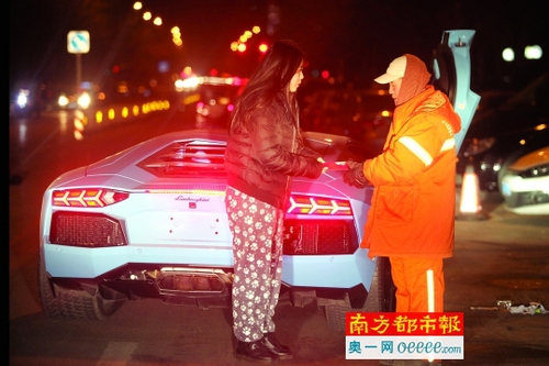 12月12日。凌晨5點(diǎn)，北京街頭。顧異叫了一輛超級(jí)跑車，然后把剩下的錢包成紅包，逐一分發(fā)給在街頭清掃馬路的環(huán)衛(wèi)工人。