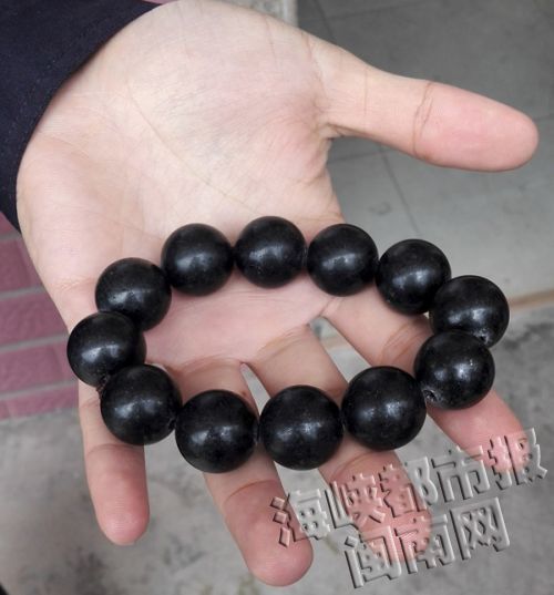 這條黑珠手串乍一看不起眼，可來頭不小