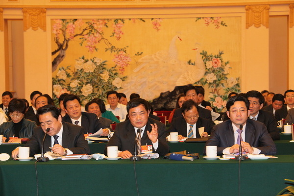 2011年3月全國兩會(huì)期間，徐安碧（前排左）作為江蘇代表團(tuán)成員的人大代表，就宜興紫砂的現(xiàn)狀和未來發(fā)言。