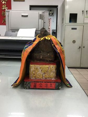 蕭姓、劉姓男子盜竊的土地公像。來源 臺灣聯(lián)合新聞網(wǎng)