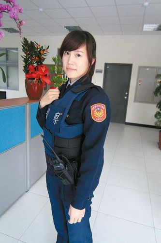 女警穿著防彈背心，有時執(zhí)勤一穿就要6個小時。圖 《聯(lián)合晚報》 葉臻攝