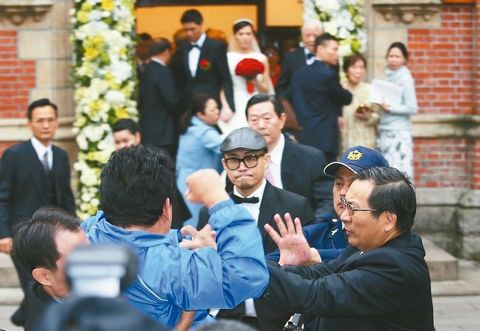 　李登輝孫女李坤儀（后排中）結(jié)婚，一名藍(lán)衣男子突然丟紙鬧場，李登輝和孫女面露驚恐。來源：臺(tái)灣《聯(lián)合報(bào)》
