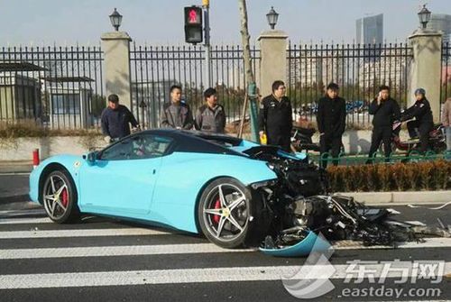 　價(jià)值近400萬(wàn)元的法拉利跑車在事故被撞得面目全非。
