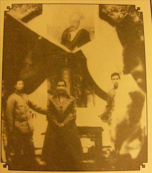 辛亥革命期間，擔(dān)任臨時大總統(tǒng)的孫中山到南京紫金山祭奠明太祖朱元璋。