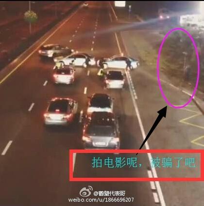 　第三張是拿錄音桿的人完全露出來了。