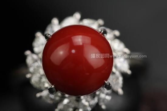 日文原意為紅色，泛指紅色的珊瑚，價(jià)值最高。成品多為辣椒紅色、深紅色，少見(jiàn)粉紅色及白色，有白芯，光澤亮，質(zhì)地細(xì)膩，蟲(chóng)眼少。主要產(chǎn)于日本南部以及臺(tái)灣附近島嶼。