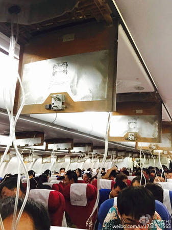 　圖為迫降航班內(nèi)部畫面。
