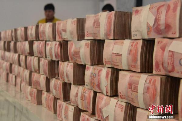 河北“土豪村”年底現(xiàn)金分紅千萬(wàn) 村民領(lǐng)錢樂(lè)開懷2