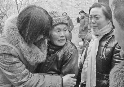 看見自己的侄女、侄兒，劉翠英老人悲喜交集。圖片來源：大河報