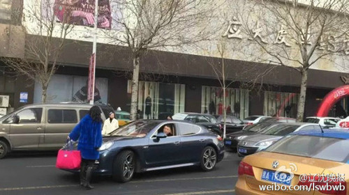 圖為夫妻二人在街頭吵架致交通癱瘓。