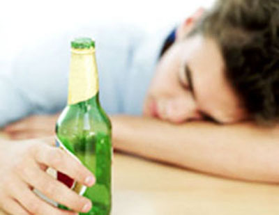 30歲兒子酒醉50多歲老父感慨：爸已經(jīng)背不動(dòng)你了