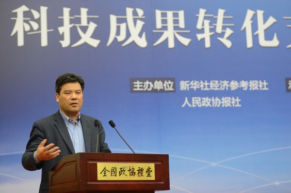 全國(guó)政協(xié)委員、長(zhǎng)江學(xué)者創(chuàng)新團(tuán)隊(duì)帶頭人祝連慶發(fā)言  人民政協(xié)網(wǎng)記者 田福良 攝