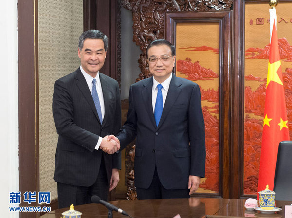 12月23日，國務(wù)院總理李克強在北京中南海紫光閣會見來京述職的香港特別行政區(qū)行政長官梁振英。 新華社記者王曄攝
