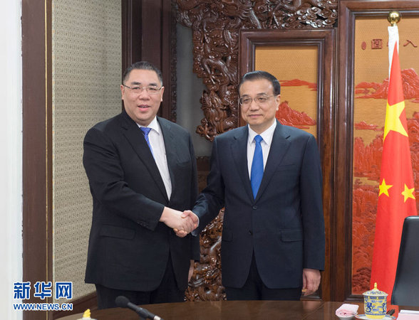 12月23日，國務(wù)院總理李克強在北京中南海紫光閣會見來京述職的澳門特別行政區(qū)行政長官崔世安。 新華社記者王曄攝